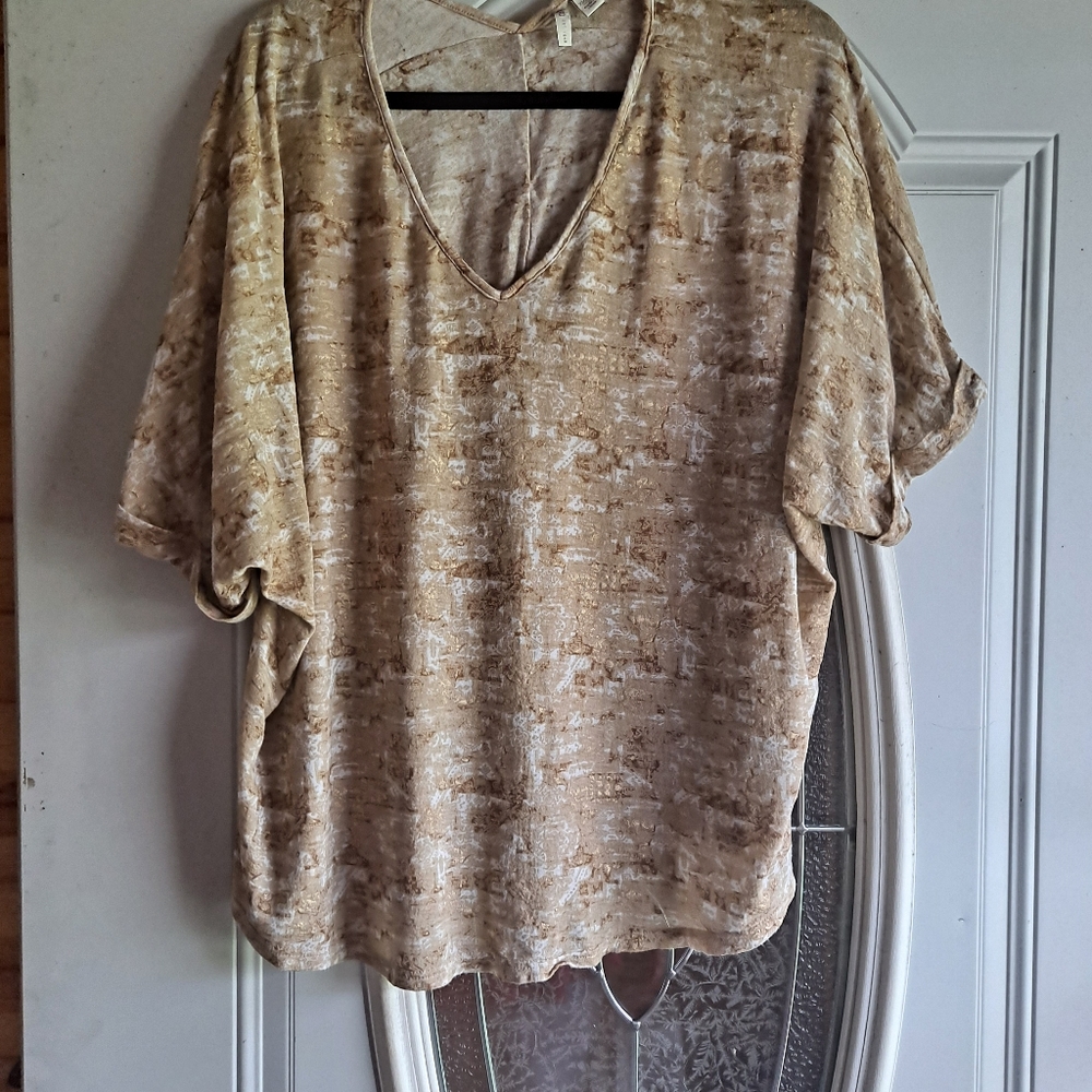Plus size short sleeve top